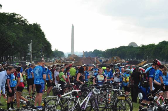 Grupo de ciclistas descansa após padalar de Nova iorque à Washington DC, capital dos Estados Unidos